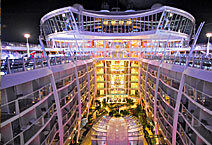 Лайнер Allure of the Seas, атриум